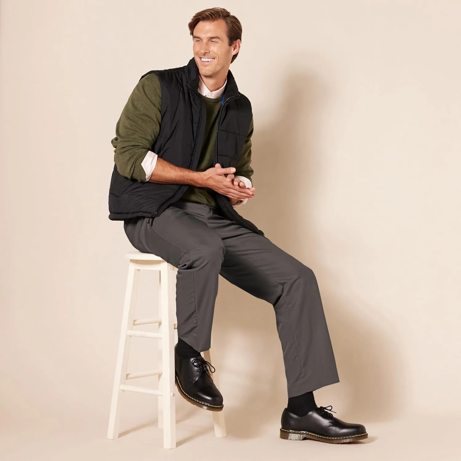 Amazon Essentials Men's Classic-Fit Expandable-Waist Flat-Front Dress Pant