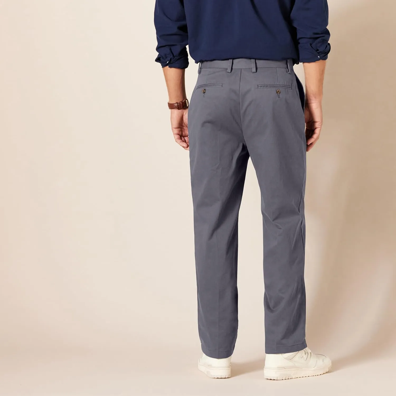Amazon Essentials Men's Classic-Fit Wrinkle-Resistant Flat-Front Chino Pant (Available in Big & Tall)