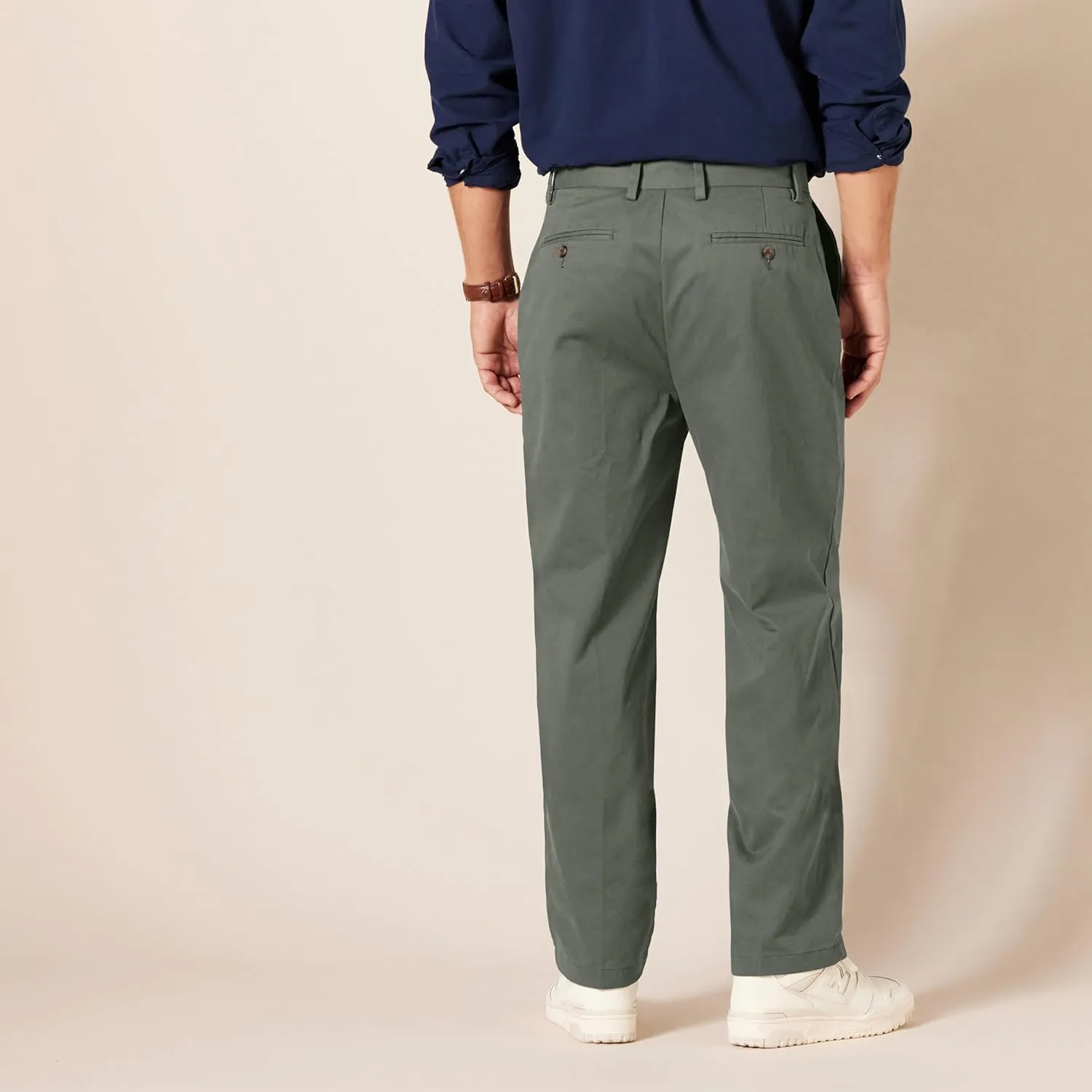 Amazon Essentials Men's Classic-Fit Wrinkle-Resistant Flat-Front Chino Pant (Available in Big & Tall)