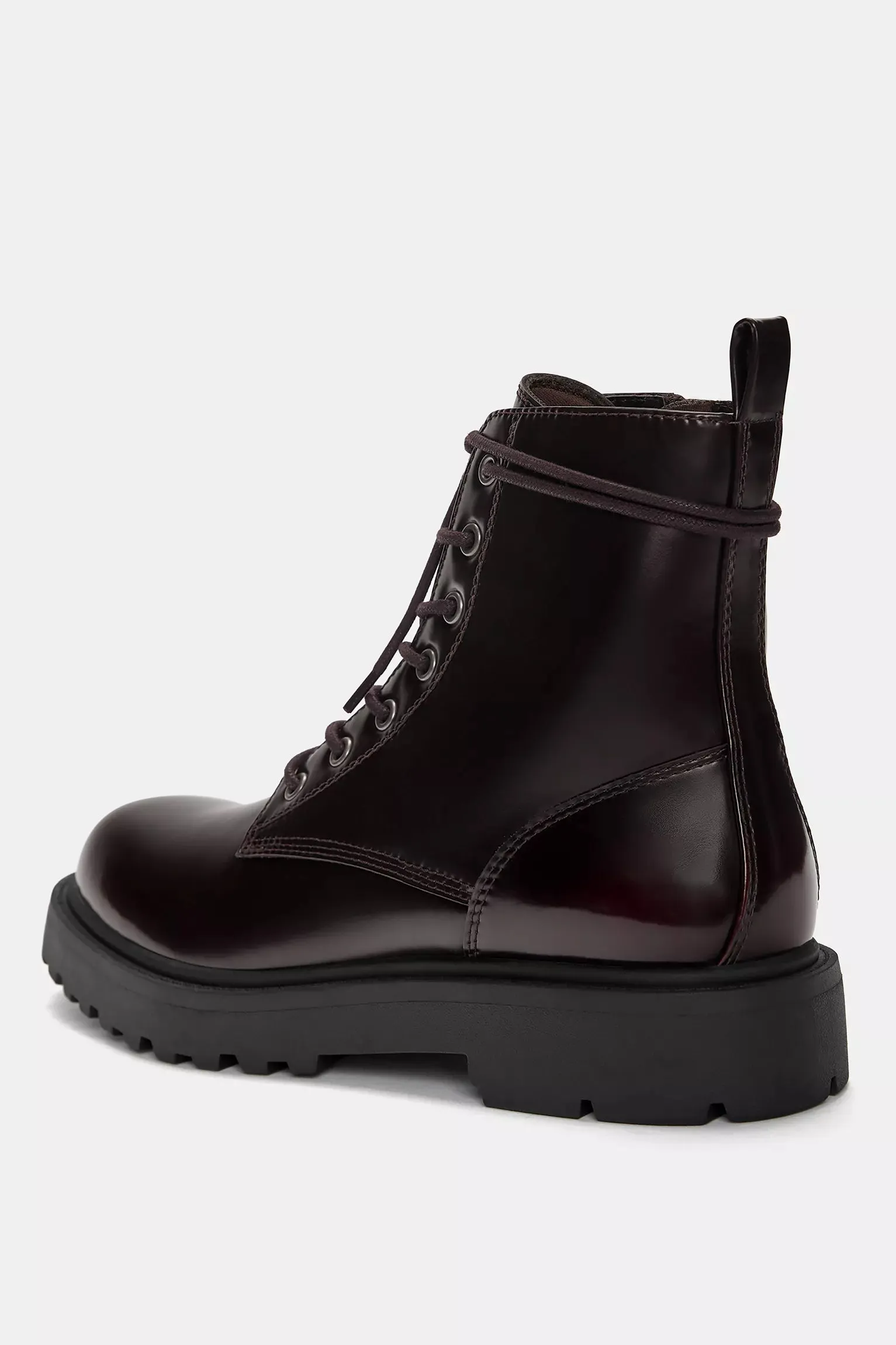 Flat lace-up boots