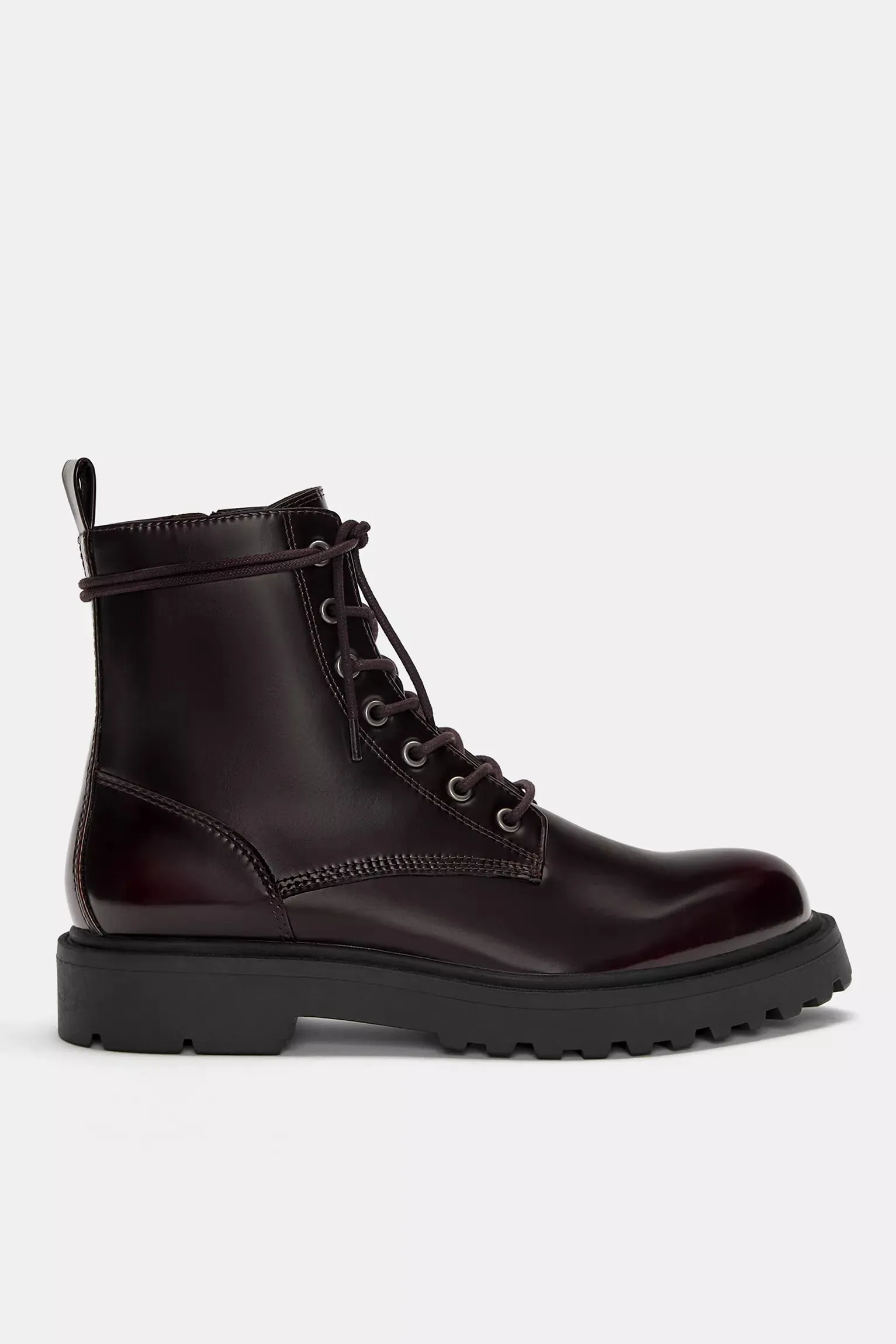 Flat lace-up boots